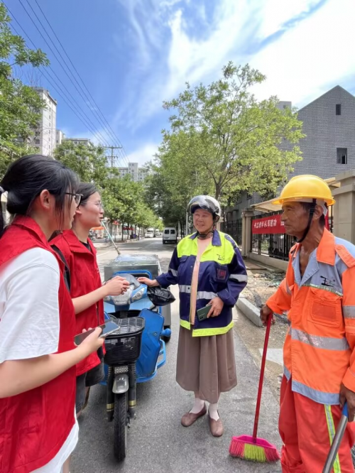 淮师学子敬老爱老助老在行动