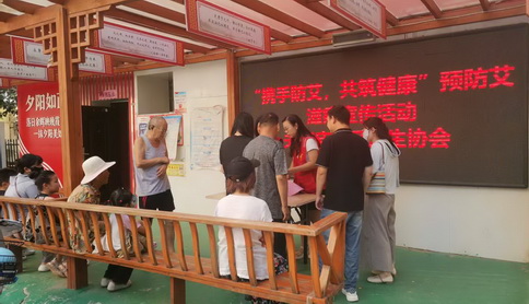 任城区古槐街道关帝庙社区计生协会开展预防艾滋病宣传活动