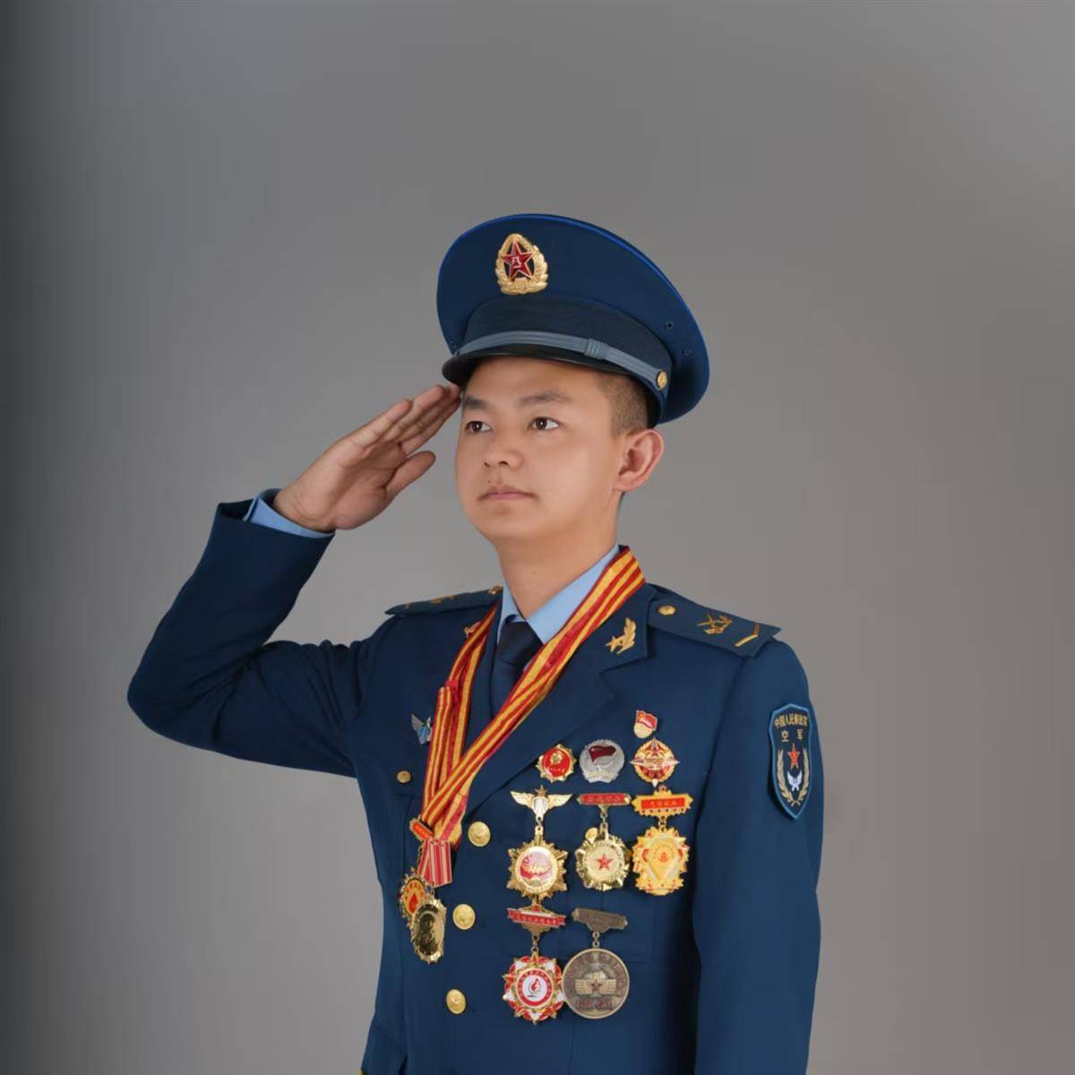 热血热肠！湖北26岁老兵荣誉证书堆满客厅