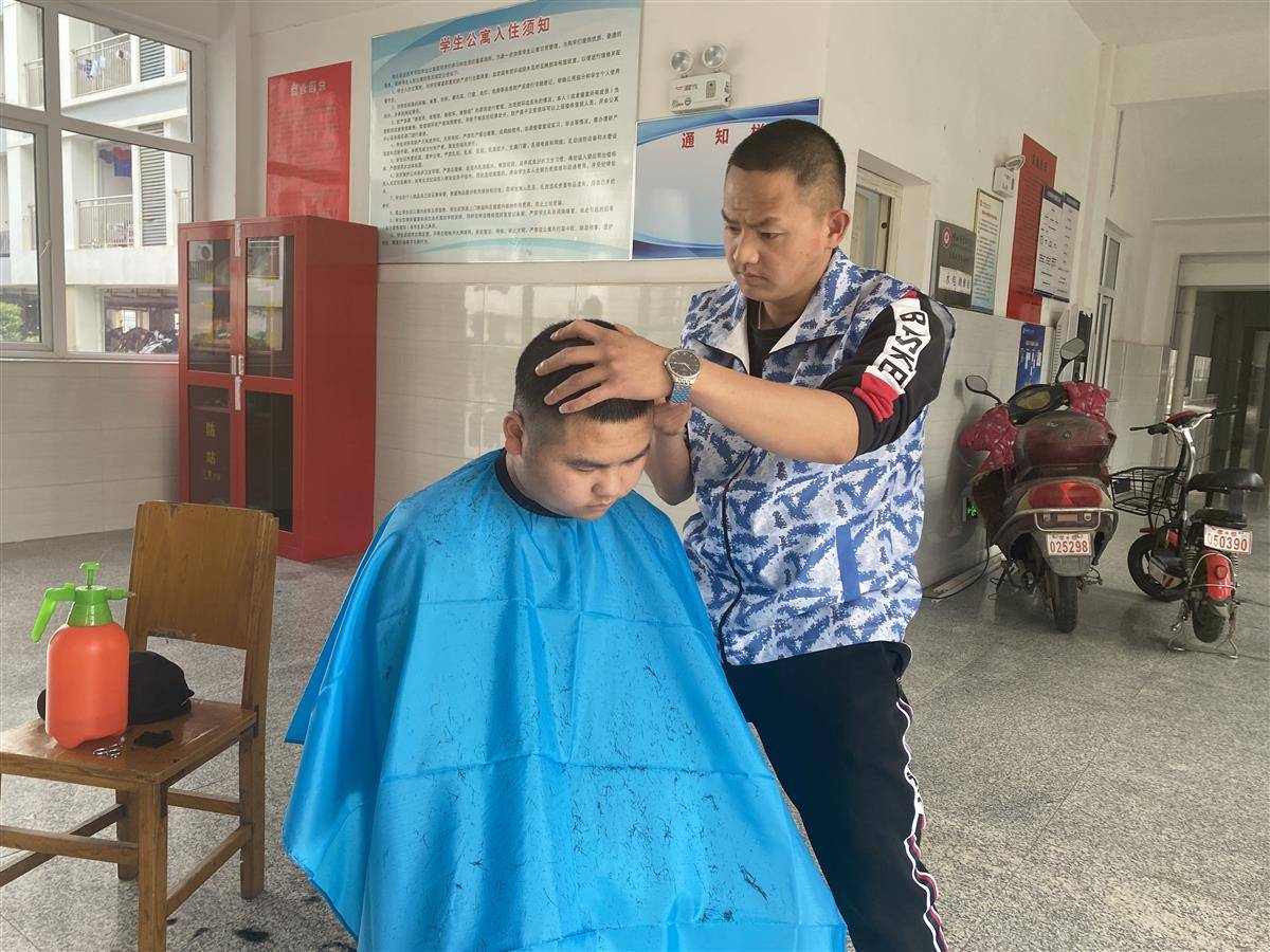 热血热肠！湖北26岁老兵荣誉证书堆满客厅