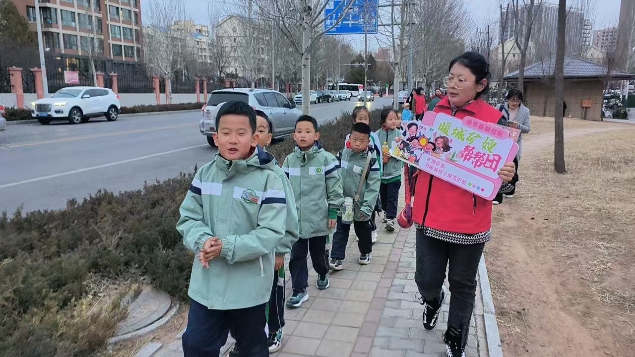 康巴什区：将“五心”志愿服务送到居民身边