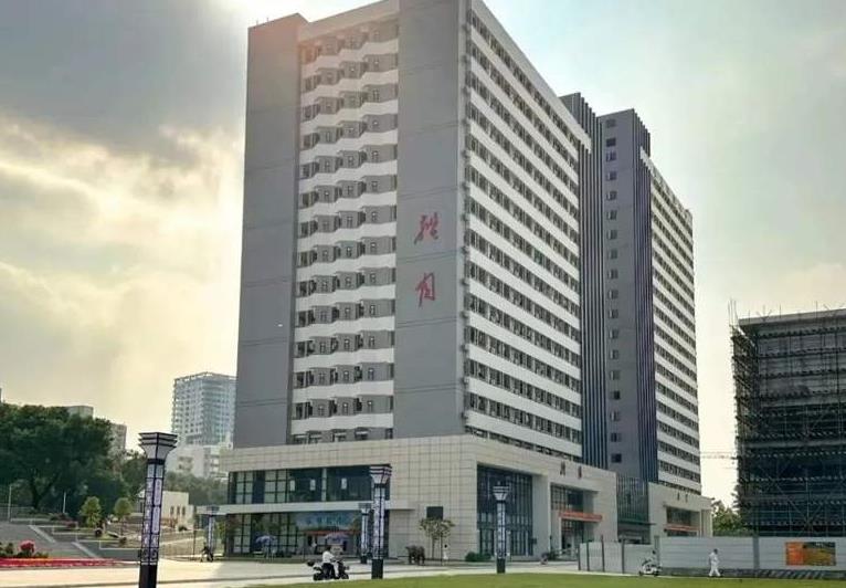 “高校宿舍楼对外经营”，当经得起公益属性拷问 | 新京报快评