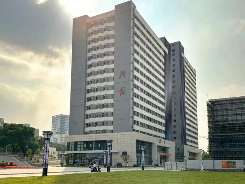 “高校宿舍楼对外经营”，当经得起公益属性拷问 | 新京报快评