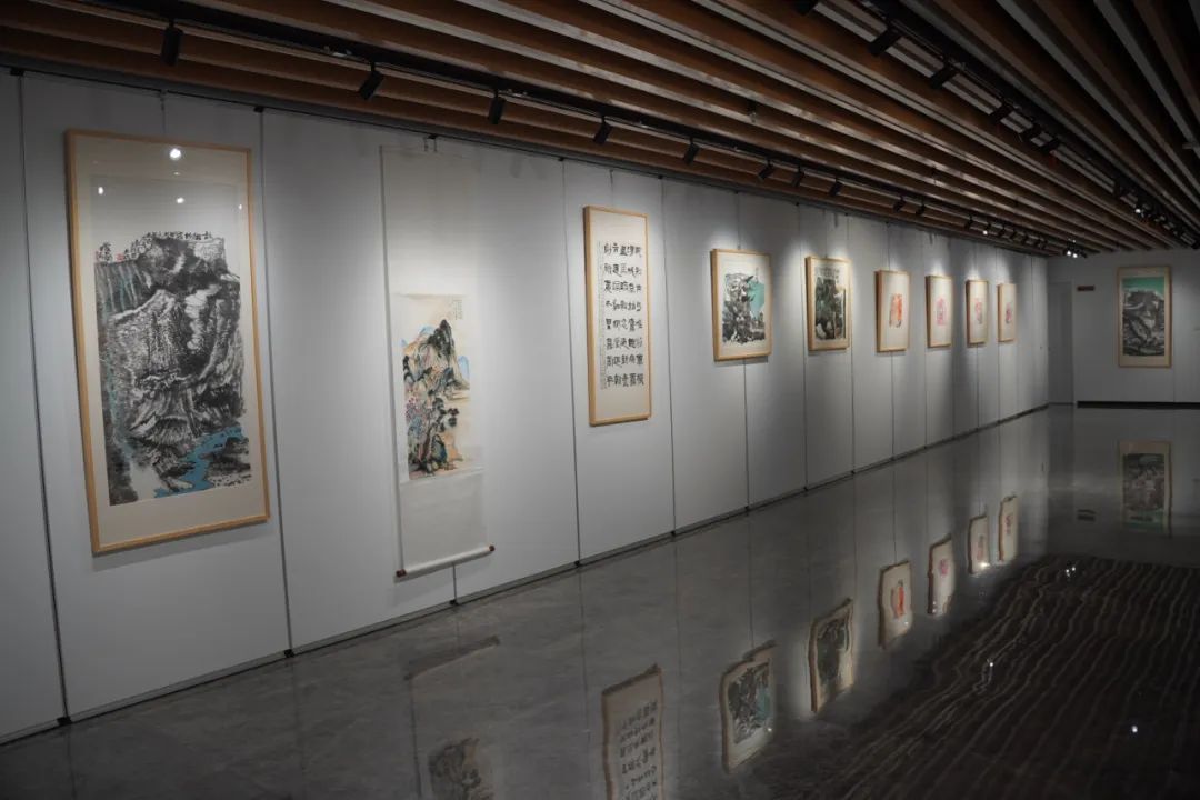“三人行书画艺术展”再起航！云间会堂美术馆廊上艺术空间有新展