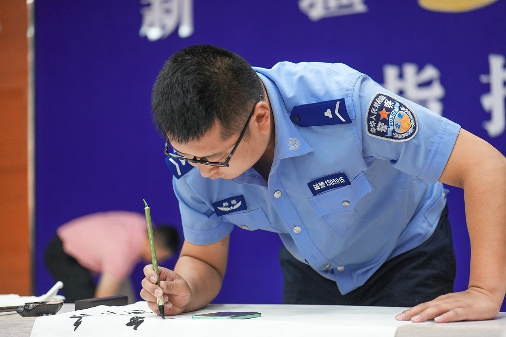 新疆公安文化心理健康服务基层行赴轮台县公安局慰问演出