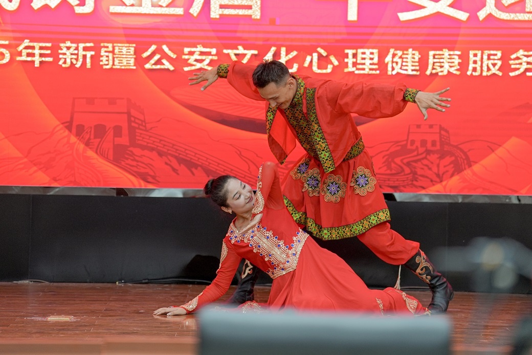 新疆公安文化心理健康服务基层行赴轮台县公安局慰问演出