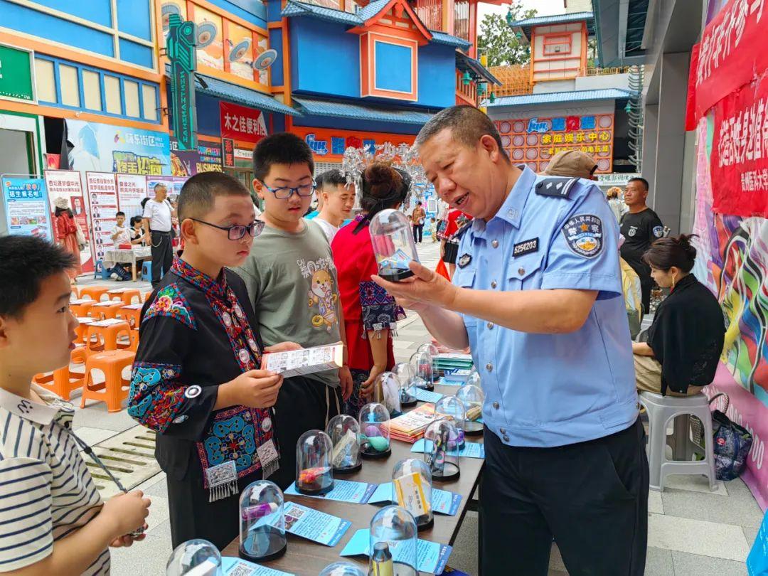 民族服饰秀风采 禁毒宣传入人心