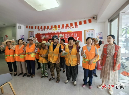 信州区北门街道带湖路社区开展“驿站领‘凉’资 关爱沁人心”活动