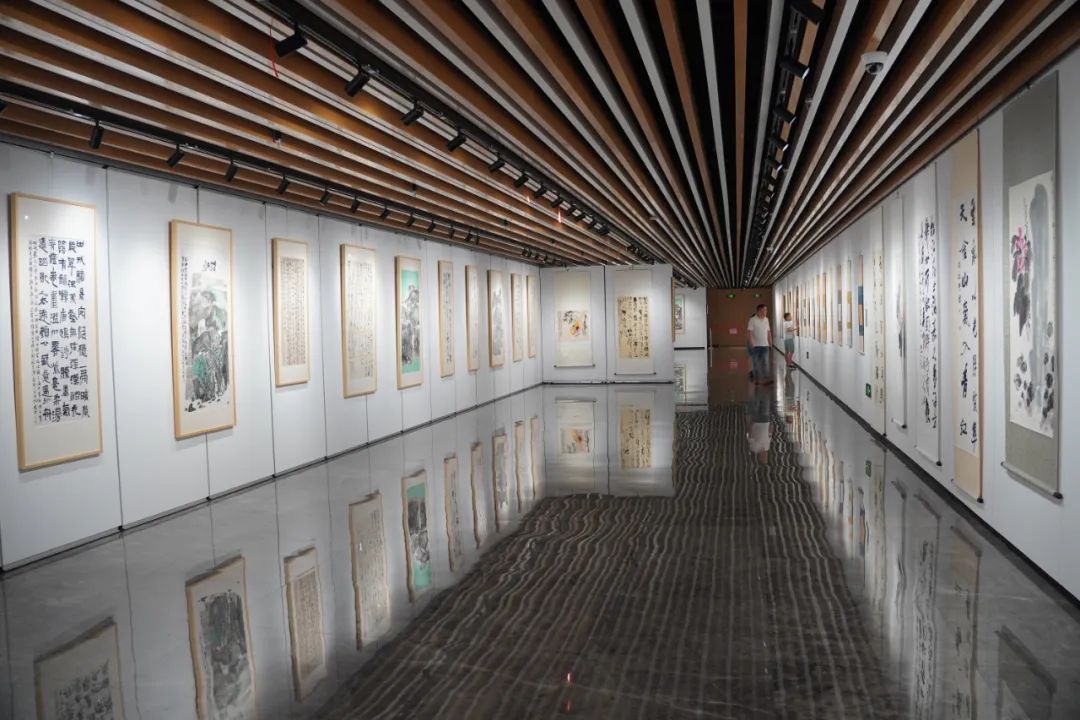 “三人行书画艺术展”再起航！云间会堂美术馆廊上艺术空间有新展